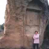 Click para ampliar. Piedra Escrita 05 - Oquedades y autora